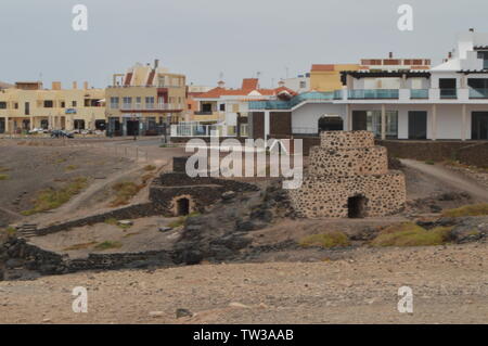 Vecchie fornaci da calce vicino al castello di El Cotillo. Luglio 4, 2013. El Cotillo La Oliva Fuerteventura Isole Canarie. Vacanza natura Foto Stock