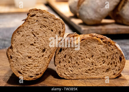 Vicino di casa fatta multigrain pane di pasta acida professionali italiani isolati da forno caldo appena uscito dal forno a legna di vecchio stile traditi sani Foto Stock