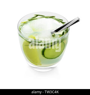 Vetro con limonata a freddo con il cetriolo e calce su sfondo bianco Foto Stock