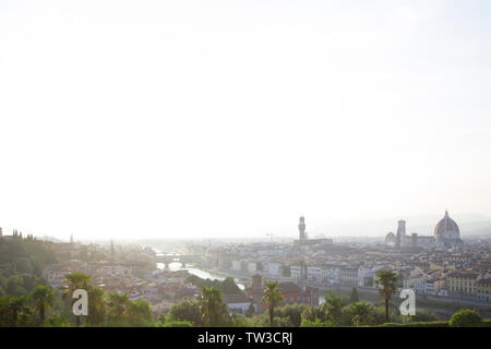 Antica città italiana di Firenze durante il tramonto Foto Stock