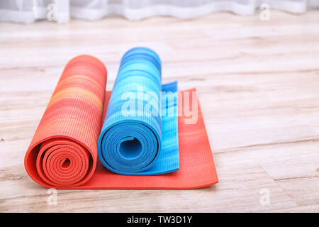 Due Materassini da yoga sul pavimento in legno Foto Stock