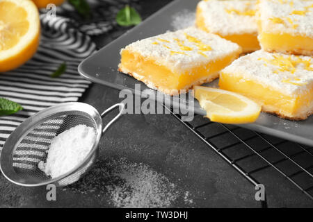 Piastra con una deliziosa torta al limone sulle barre di raffreddamento per rack Foto Stock