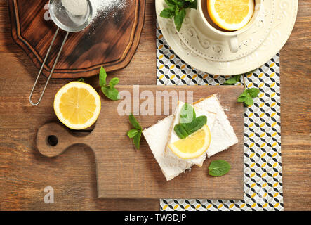 Deliziosa torta al limone barre sul pannello di legno Foto Stock