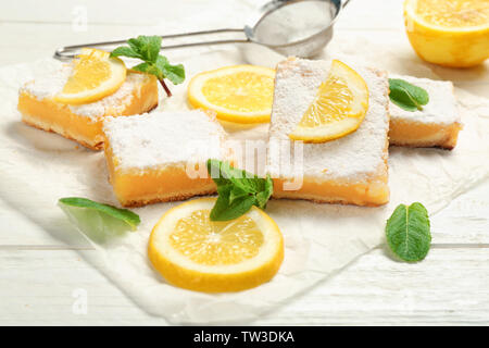 Deliziosa torta al limone barre sul tavolo di legno Foto Stock