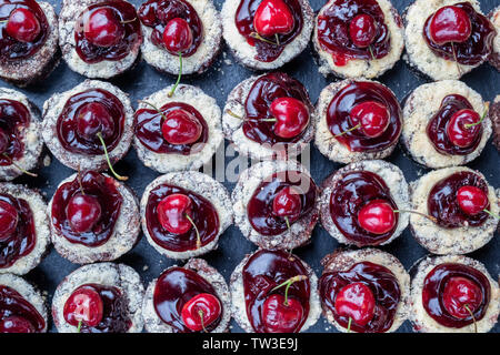 In casa la foresta nera crumble brownies su un alimento stallo a Stonor Park food festival. Stonor, Henley-on-Thames, Oxfordshire, Inghilterra Foto Stock