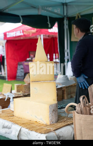 Pressione di stallo di formaggio al Parco Stonor food festival. Stonor, Henley-on-Thames, Oxfordshire, Inghilterra Foto Stock