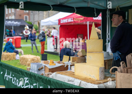 Pressione di stallo di formaggio al Parco Stonor food festival. Stonor, Henley-on-Thames, Oxfordshire, Inghilterra Foto Stock