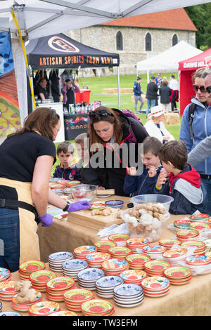 Dimostrazione della ceramica grattugia piastra al Parco Stonor food festival. Stonor, Henley-on-Thames, Oxfordshire, Inghilterra Foto Stock