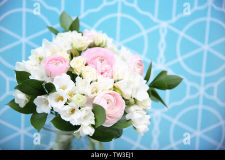 Bel bouquet con fresia bianco su uno sfondo colorato Foto Stock