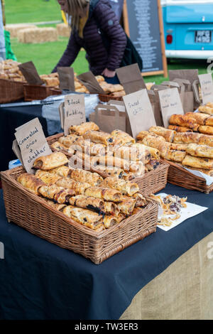 Rotolo di salsiccia stallo a Stonor Park food festival. Stonor, Henley-on-Thames, Oxfordshire, Inghilterra Foto Stock