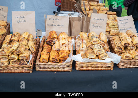 Rotolo di salsiccia stallo a Stonor Park food festival. Stonor, Henley-on-Thames, Oxfordshire, Inghilterra Foto Stock