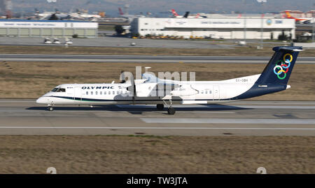 ISTANBUL, Turchia - 17 Marzo 2019: Olympic Air Bombardier Dash 8 402 (CN) 4327 decolla dall'aeroporto Istanbul Ataturk. Olympic Air ha 12 dimensioni della flotta Foto Stock