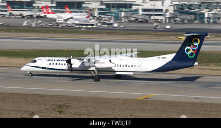 ISTANBUL, Turchia - 17 Marzo 2019: Olympic Air Bombardier Dash 8 402 (CN) 4327 decolla dall'aeroporto Istanbul Ataturk. Olympic Air ha 12 dimensioni della flotta Foto Stock