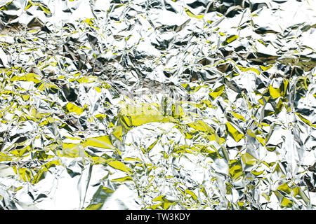 Abstract sfondo costituito di accartocciata lamina con colore giallo. Foto Stock