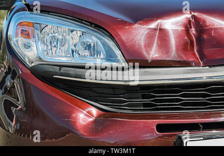 Auto con cappa fracassato dopo incidente, primo piano Foto Stock