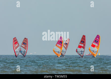 29 novembre 2018, Zhuhai, Guangdong. Il 2018 Asian Campionati di Vela & Asian aquilone bordo campionati è entrato nella sua quinta giornata. Nonostante le pessime condizioni atmosferiche, l'evento era ancora in pieno svolgimento, con atleti sfidando il freddo vento per la lotta contro il vento e le onde nelle acque dell'incenso della baia di stufa a Zhuhai per buoni risultati. Foto Stock