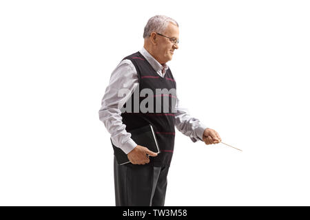 Maschio maturo maestro con un libro e un bastone di legno isolato su sfondo bianco Foto Stock