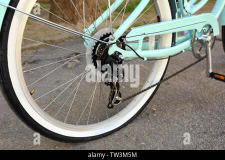 Vista ingrandita del piatto di bicicletta pneumatico sul marciapiede Foto Stock