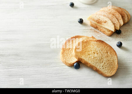 Gustosi crostini di cannella sul tavolo di legno Foto Stock