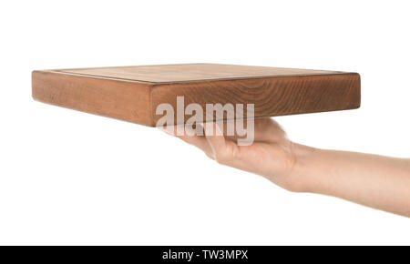 Femmina tenendo la mano di legno su sfondo bianco Foto Stock