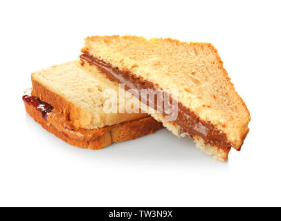 Gustosi sandwiches con crema di burro di arachidi e marmellata su sfondo bianco Foto Stock