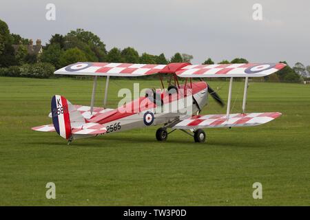 1931 DH82a Tiger Moth "K2585" al vecchio operaio Aerodrome Foto Stock