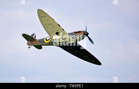 Il Supermarine Spitfire Mk1 N3200 volare alla Shuttleworth Airshow di sera il 18 maggio 2019 Foto Stock