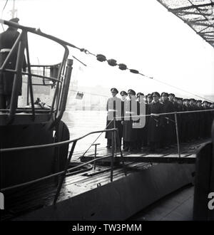 Wehrmacht Kriegsmarine U-Boot des tipi VII C Indienststellung U 245 1944 - Marina da guerra della Germania nazista sommergibile tipo VII C commissioning U245 1944 Foto Stock