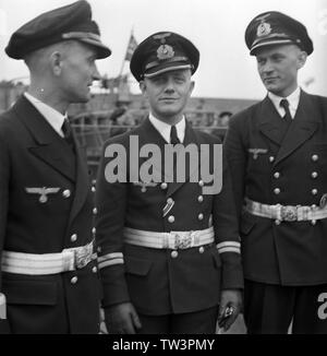 Wehrmacht Kriegsmarine U-Boot des tipi VII C Indienststellung U 1057 1944 - Marina da guerra della Germania nazista sommergibile tipo VII C commissioning U1057 1944 Foto Stock