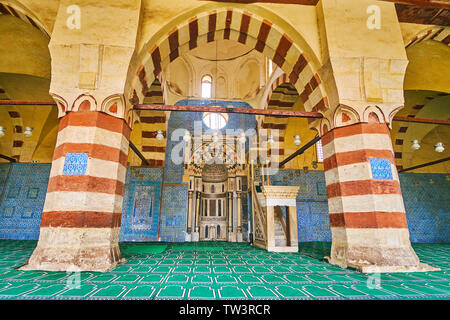 Il Cairo, Egitto - 22 dicembre 2017: la sala da preghiera di Aqsunqur (blu) la moschea, decorate con pietra intagliata mihrab e blu brillante piastrelle smaltate, coperto Foto Stock