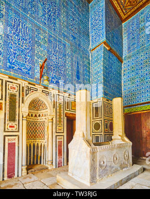 Il Cairo, Egitto - 22 dicembre 2017: la tomba di Ibrahim Agha Mustahfizan e la pietra colorata mihrab nel Mausoleo, situato in Aqsunqur (blu) la moschea, Foto Stock