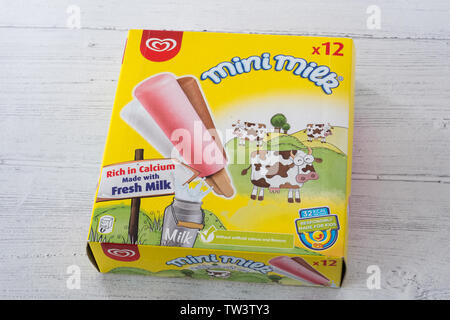 Largs, Scozia - Giugno 08, 2019: Mini latte scatola di marca di ghiaccioli in imballaggi riciclabili visualizzazione nutrizionali e i simboli di riciclaggio. Foto Stock