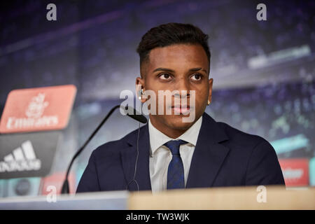 Va Rodrygo parla durante la sua presentazione come un nuovo giocatore del Real Madrid nel Santiago Bernabeu Stadium in Madrid. Foto Stock