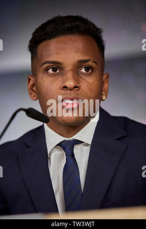 Va Rodrygo parla durante la sua presentazione come un nuovo giocatore del Real Madrid nel Santiago Bernabeu Stadium in Madrid. Foto Stock