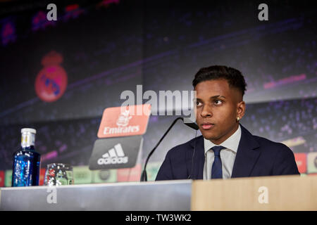 Va Rodrygo parla durante la sua presentazione come un nuovo giocatore del Real Madrid nel Santiago Bernabeu Stadium in Madrid. Foto Stock