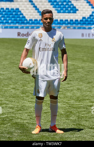 Rodrygo va visto durante la sua presentazione come un nuovo giocatore del Real Madrid nel Santiago Bernabeu Stadium in Madrid. Foto Stock