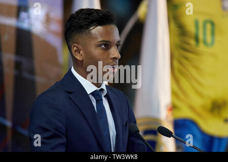 Va Rodrygo parla durante la sua presentazione come un nuovo giocatore del Real Madrid nel Santiago Bernabeu Stadium in Madrid. Foto Stock