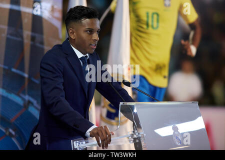 Va Rodrygo parla durante la sua presentazione come un nuovo giocatore del Real Madrid nel Santiago Bernabeu Stadium in Madrid. Foto Stock