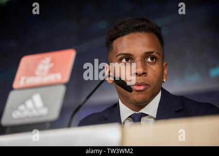 Va Rodrygo parla durante la sua presentazione come un nuovo giocatore del Real Madrid nel Santiago Bernabeu Stadium in Madrid. Foto Stock