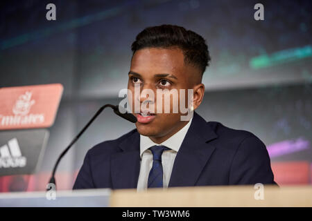 Va Rodrygo parla durante la sua presentazione come un nuovo giocatore del Real Madrid nel Santiago Bernabeu Stadium in Madrid. Foto Stock