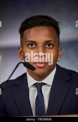 Va Rodrygo parla durante la sua presentazione come un nuovo giocatore del Real Madrid nel Santiago Bernabeu Stadium in Madrid. Foto Stock