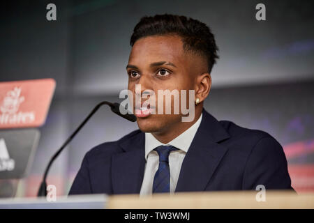 Va Rodrygo parla durante la sua presentazione come un nuovo giocatore del Real Madrid nel Santiago Bernabeu Stadium in Madrid. Foto Stock