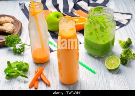 Frullati freschi con ingredienti sul tavolo Foto Stock