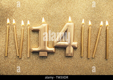 Festa di compleanno numero 14 candela con oro e argento palloncini Foto  stock - Alamy