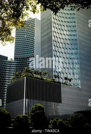 Duo torri in Singapore quartiere di Bugis. I moderni grattacieli di progettazione architettonica che unisce svago e spazi commerciali. Foto Stock