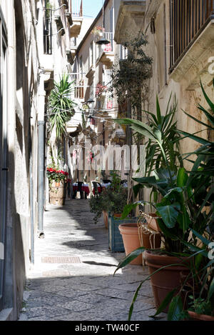 ORTIGIA, SIRACUSA, SICILIA, ITALIA. Il 30 dicembre 2018. Una vista in uno dei pittoreschi angoli residenziale sull isola di Ortigia. Una passeggiata attorno all'ISL Foto Stock