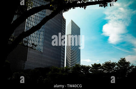 Design architettonico moderno del Duo torri e Gateway West grattacieli di Singapore downtown area di Bugis. Foto Stock