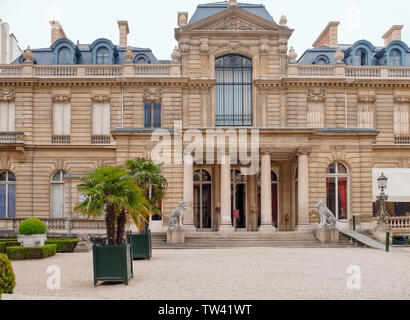 Parigi, Francia - 10 Aprile 2017: Esterno della bella Musee Jacquemart-Andre sulla giornata di primavera Foto Stock