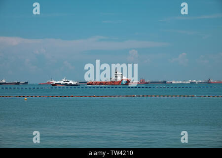 La scena di un vasto numero di navi cisterna ormeggiati di off l'isola di Sentosa Singapore