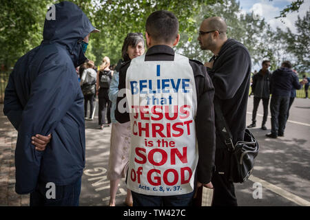 La predicazione, dibattiti e prediche a Speakers' Corner, il parlare in pubblico angolo nord-est di Hyde Park. Londra, Regno Unito Foto Stock